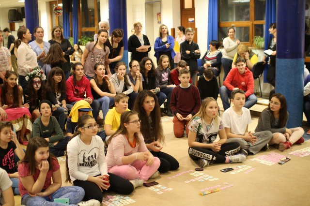 Itt a farsang áll a bál...