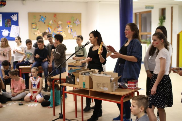 Itt a farsang áll a bál...