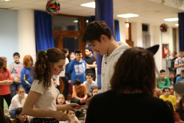 Itt a farsang áll a bál...