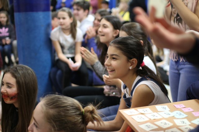 Itt a farsang áll a bál...