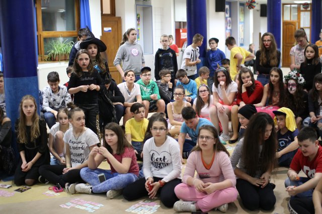 Itt a farsang áll a bál...