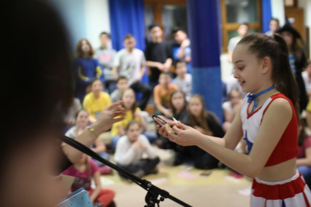 Itt a farsang áll a bál...