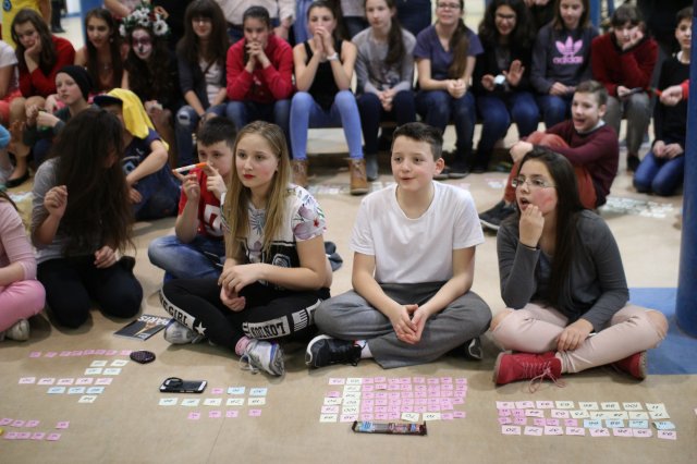 Itt a farsang áll a bál...