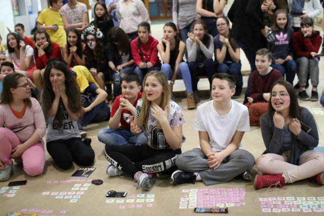 Itt a farsang áll a bál...