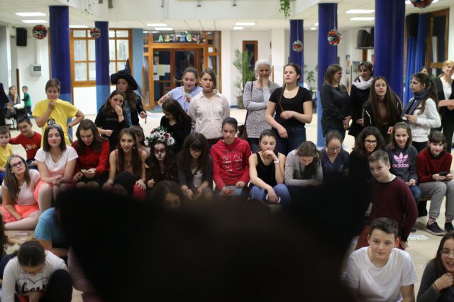 Itt a farsang áll a bál...