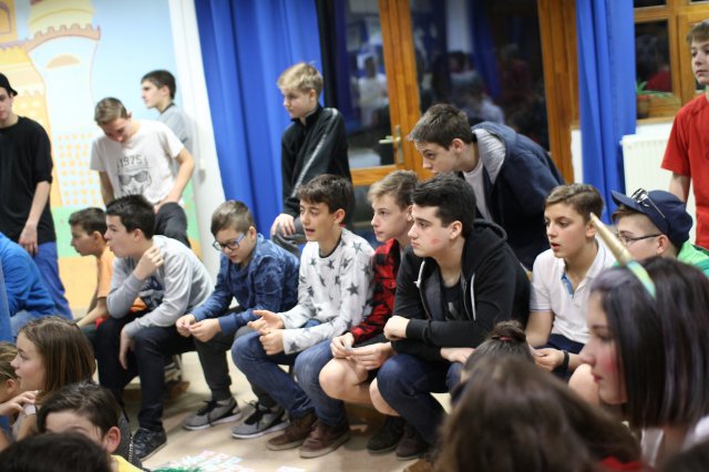 Itt a farsang áll a bál...