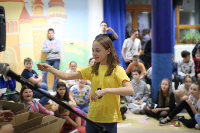 Itt a farsang áll a bál...