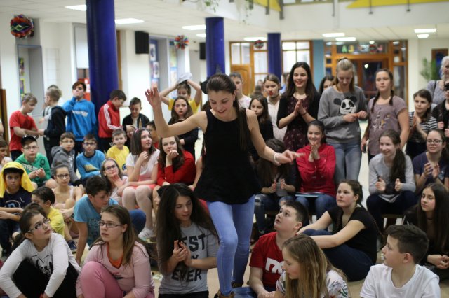 Itt a farsang áll a bál...