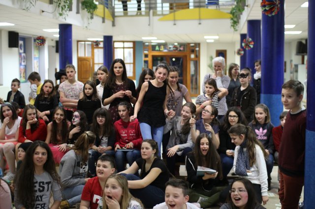 Itt a farsang áll a bál...