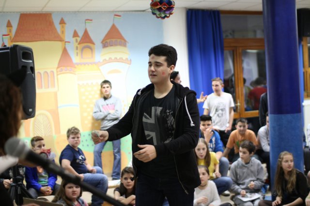 Itt a farsang áll a bál...