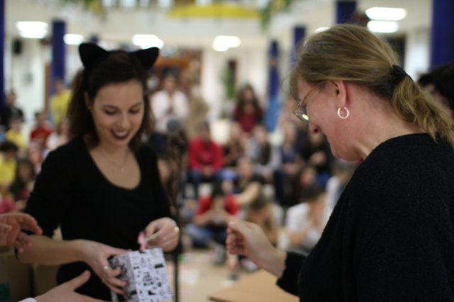 Itt a farsang áll a bál...