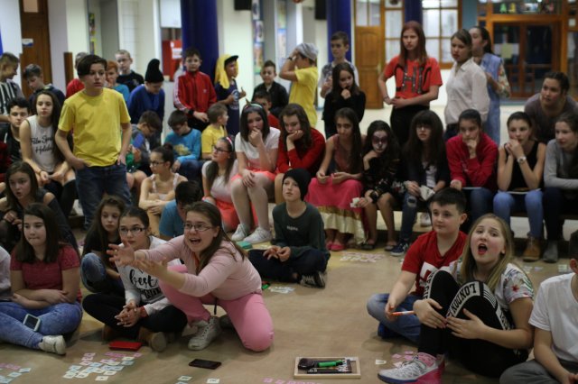 Itt a farsang áll a bál...