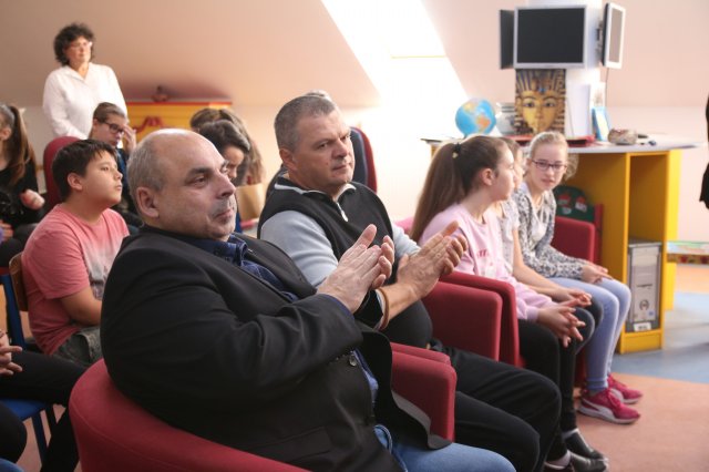 Határon innen és túl