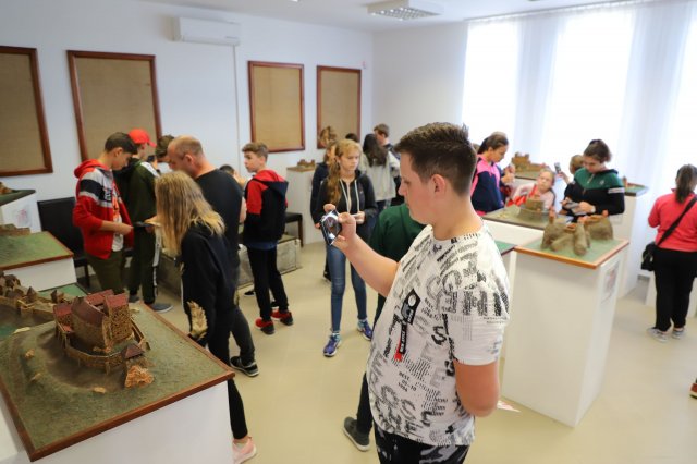 Határon innen és túl