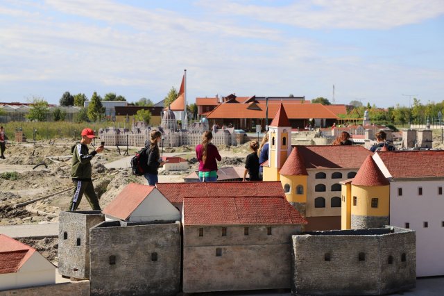 Határon innen és túl