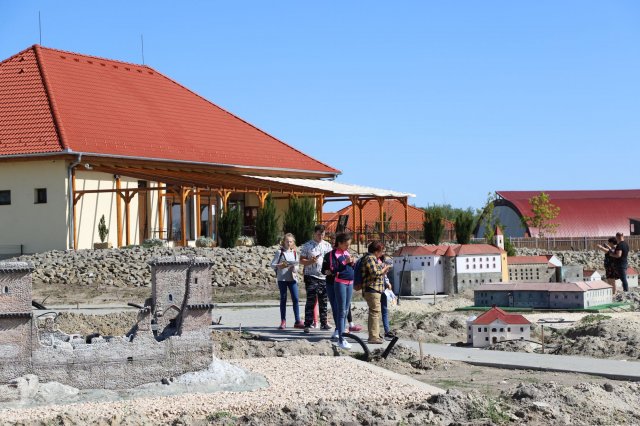 Határon innen és túl