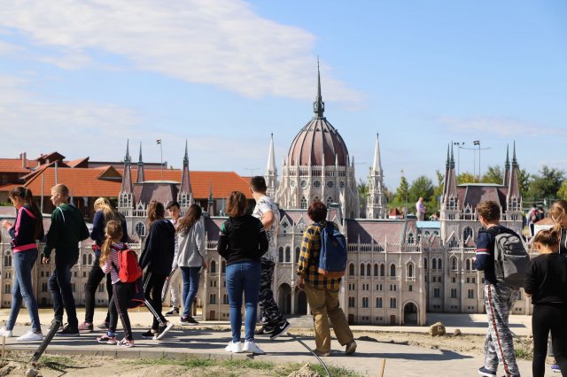 Határon innen és túl