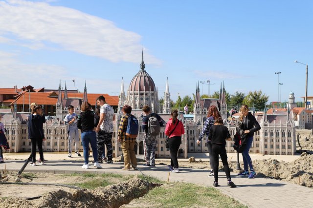 Határon innen és túl