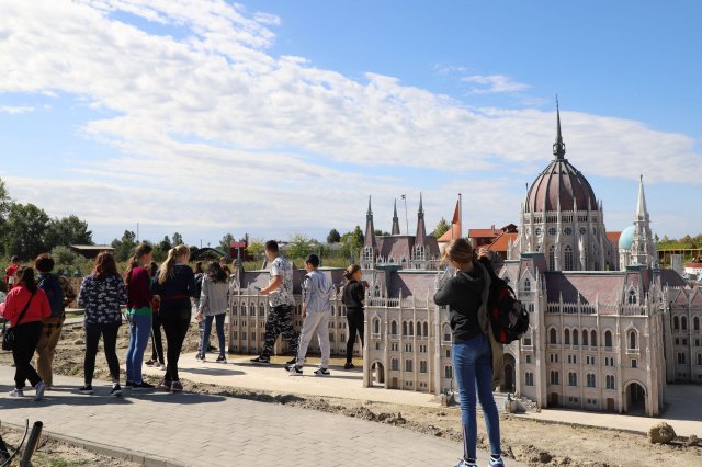 Határon innen és túl