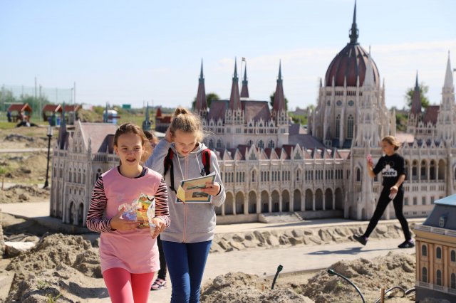 Határon innen és túl