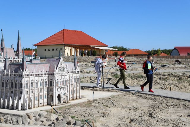 Határon innen és túl