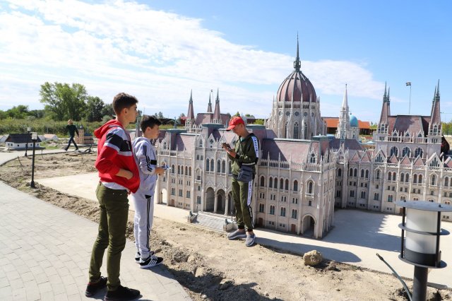 Határon innen és túl