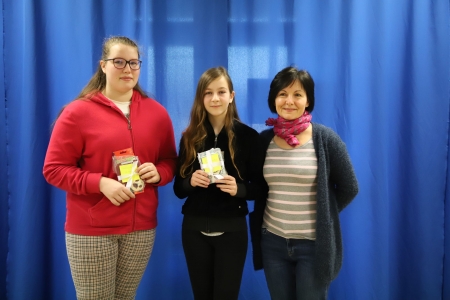 Sok gyerek az álarcok mögött