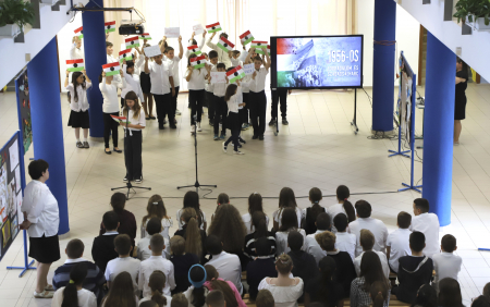 &Uuml;nnepi megeml&eacute;kez&eacute;s az 1956-os forradalom &eacute;s szabads&aacute;gharc eml&eacute;k&eacute;re